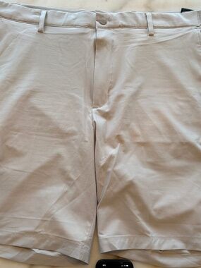 Greg Norman / 38" Light Gray Polyester 7" Golf Short with Right leg hidden cargo
